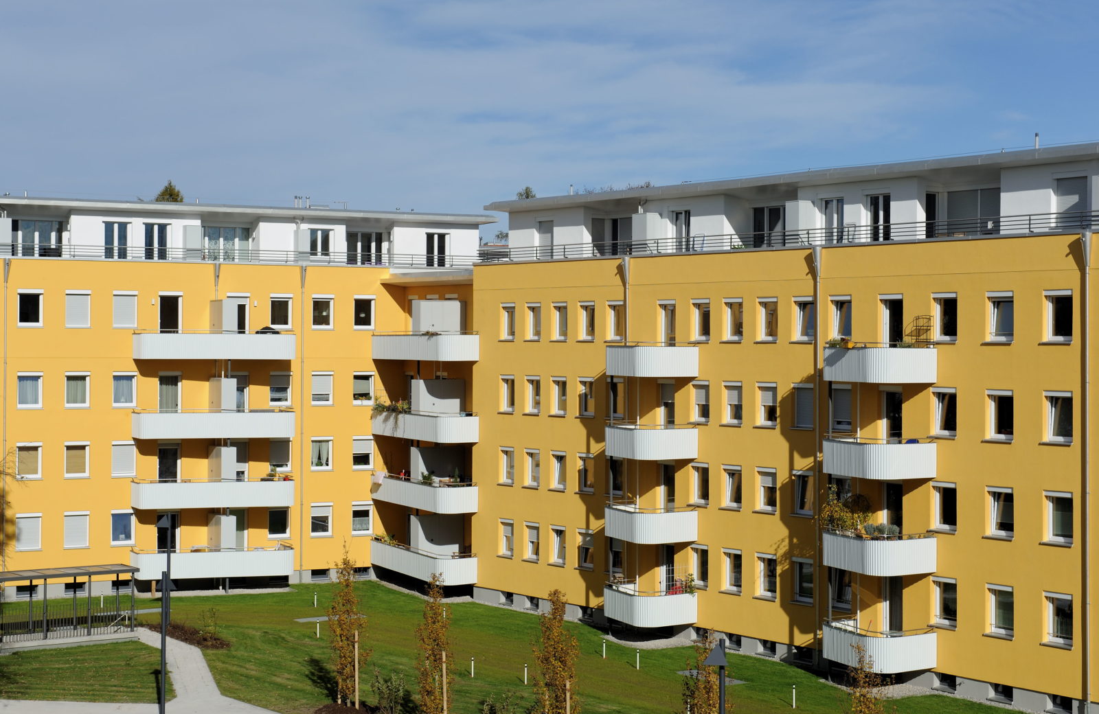 Wohnraum in Großstädten ist knapp. Hier helfen Dachaufstockungen in Holzbauweise auf bestehende Wohnsiedlungen für zusätzlichen Wohnraum.